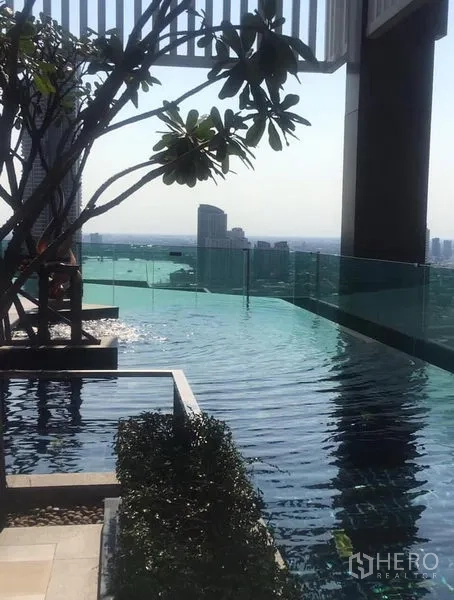 公寓 出租在Sathon, Bangkok - 屋顶无边际泳池，玻璃栏杆，俯瞰曼谷天际线全景