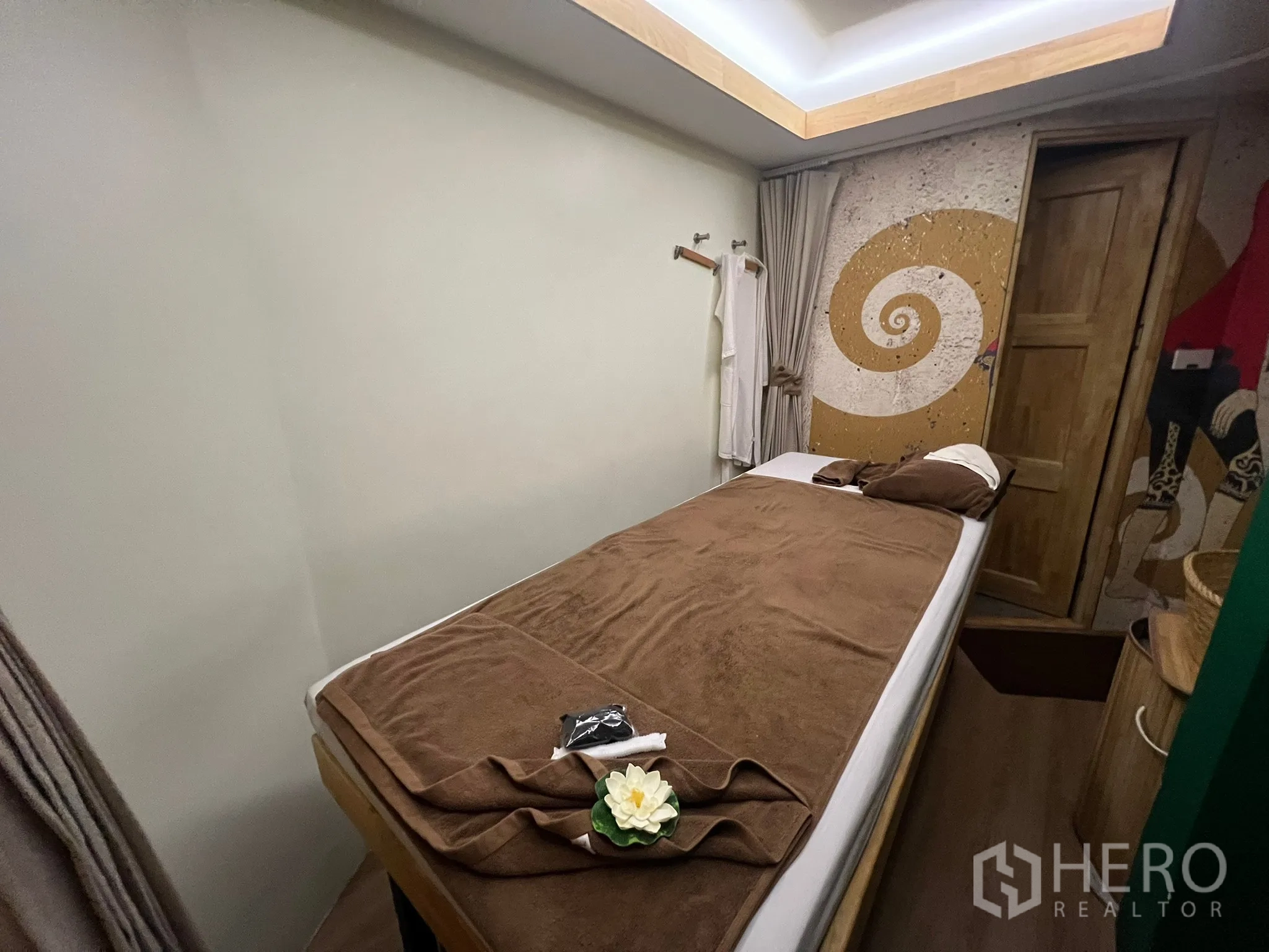 Retail Space for rent in Khlong Toei, Bangkok - Private room with a single massage bed, soft lighting and patterned mural accents.