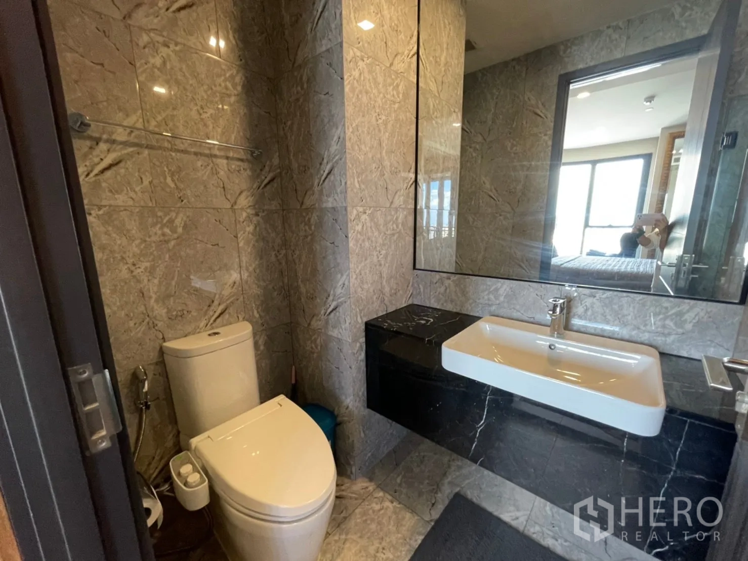 คอนโด for rent in Watthana, Bangkok - ห้องน้ำโมเดิร์นผนังหินอ่อน กระจกบานใหญ่ และอ่างล้างหน้า