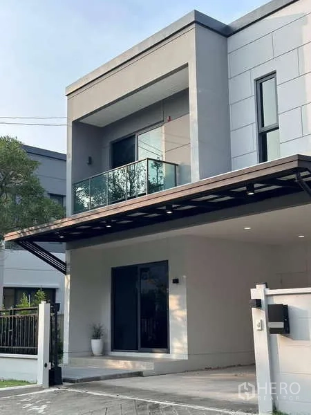 บ้าน ขายในBang Phli, Samut Prakan - ด้านหน้าบ้านเดี่ยวสมัยใหม่ ราวระเบียงกระจกและทางรถเข้า