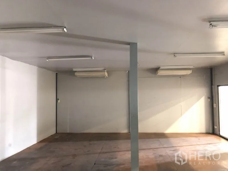 货栈 出租在Pathum Thani - 空置办公室区域，吊顶空调、白色墙面与均匀照明。