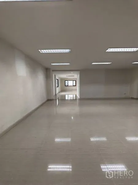 Office Space for rent in Bang Kho Laem, Bangkok - Spacious open-plan office with tiled floors and ceiling fluorescent lights.