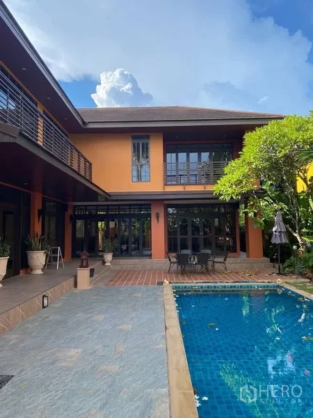 Detached House for rent in Suan Luang, Bangkok - Two‑storey detached house in Bangkok with private pool, terrace seating and tropical garden.
