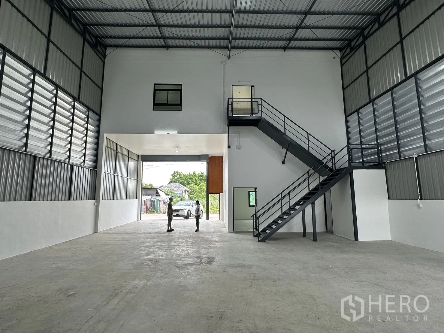 คลังสินค้า ให้เช่าหรือขาย - โถงกลางหันสู่ประตูขนาดใหญ่ และบล็อกออฟฟิศพร้อมบันได