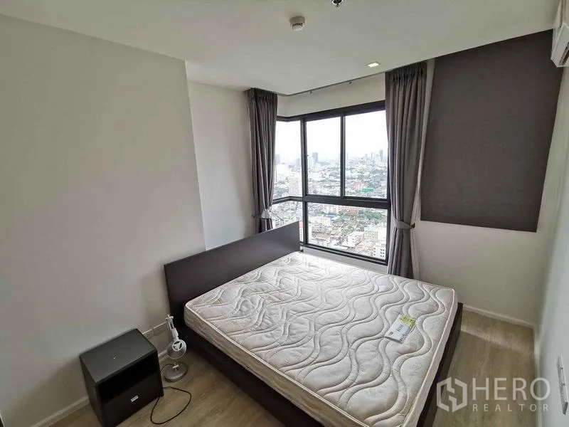 公寓 出租或出售在Din Daeng, Bangkok - 转角卧室，落地窗俯瞰曼谷。