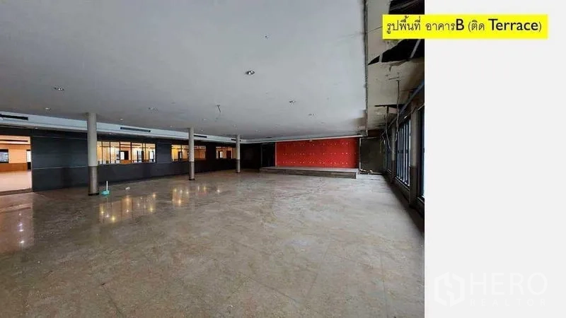 Retail Space for rent in Yan Nawa, Bangkok - Open-plan retail space with pillars, a stage wall, and floor-to-ceiling glazing next to the terrace.