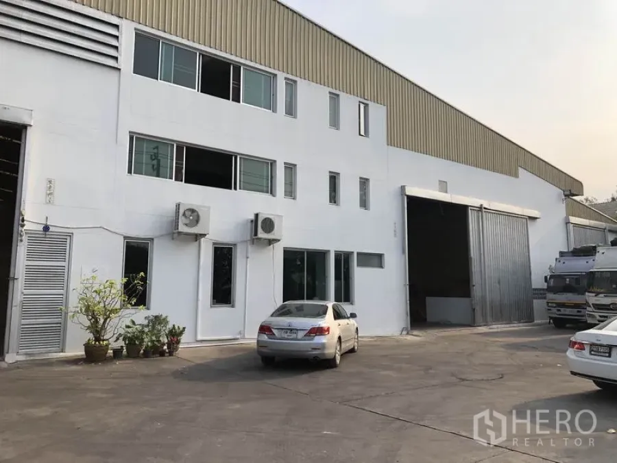 โรงงาน ให้เช่าในBang Bua Thong, Nonthaburi - อาคารโรงงานสองชั้นที่บางบัวทอง พร้อมประตูสไลด์ขนาดใหญ่และลานจอดรถ