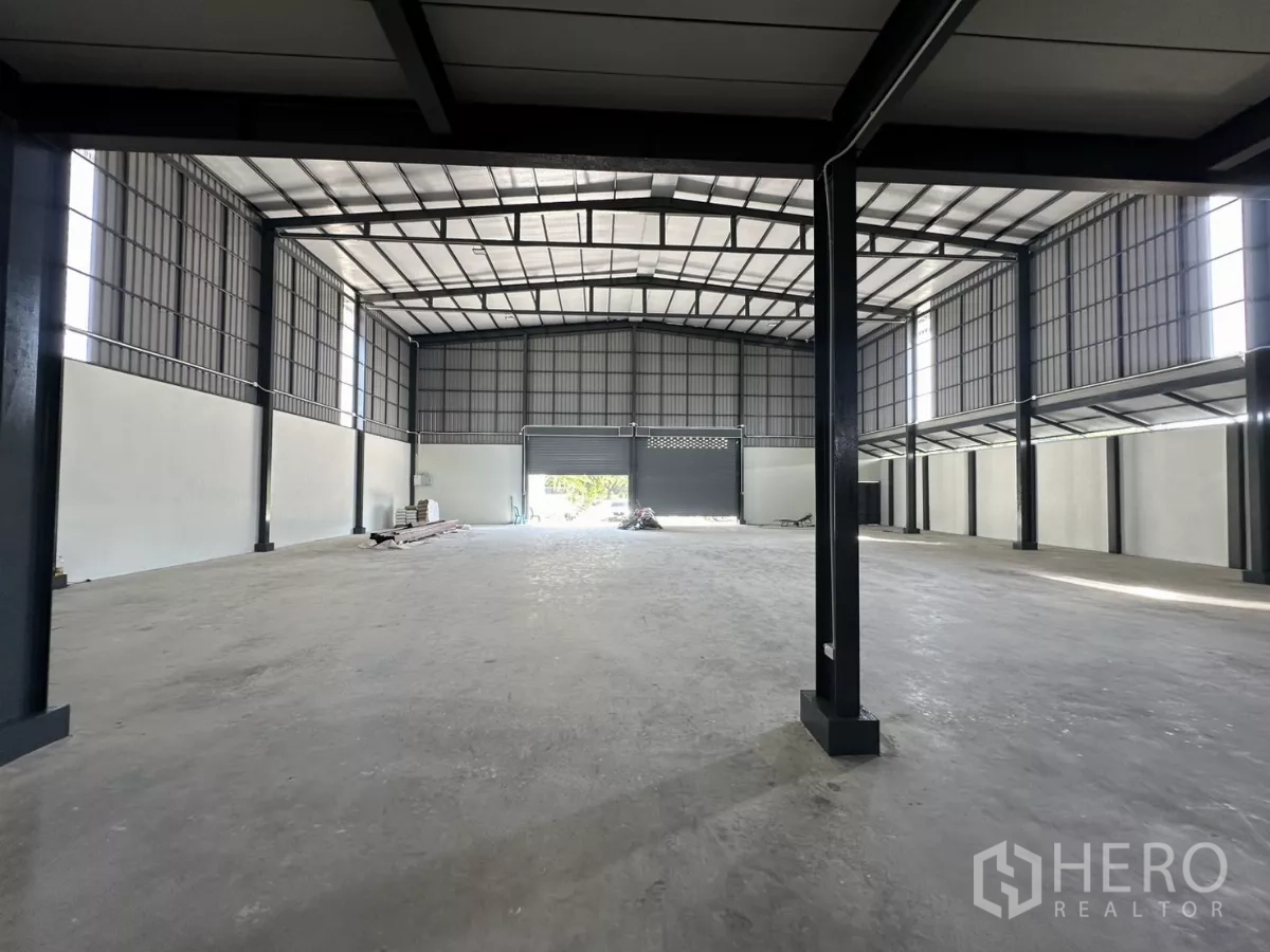货栈 出租在Prawet, Bangkok - 高挑开放的仓储大厅，采光良好，后部设卷闸门。