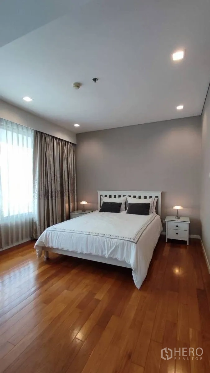 คอนโด ให้เช่าในSathon, Bangkok - ห้องนอนรับแขกสว่าง เตียงสีขาว โต๊ะข้างเตียงคู่ ไฟดาวน์ไลต์ และพื้นไม้
