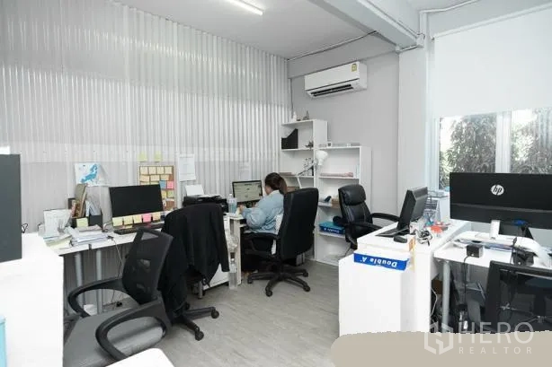 办公空间 出租在Phaya Thai, Bangkok - 开放式办公区，多组工位、显示器、空调与窗帘。
