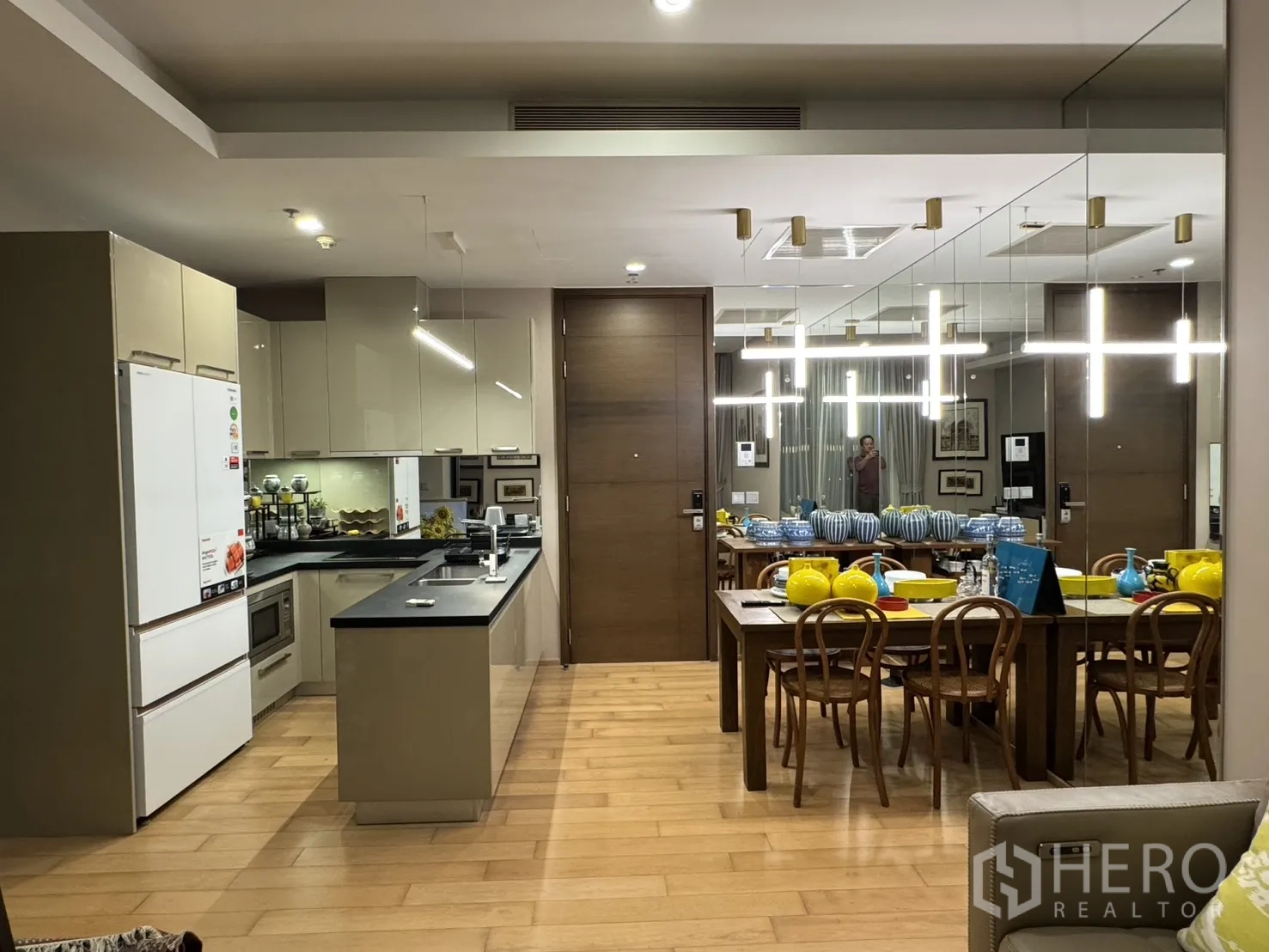 คอนโด for rent in Watthana, Bangkok - ครัวและพื้นที่รับประทานอาหารแบบโอเพ่นแพลน มีไอส์แลนด์ ไฟห้อย และพื้นไม้
