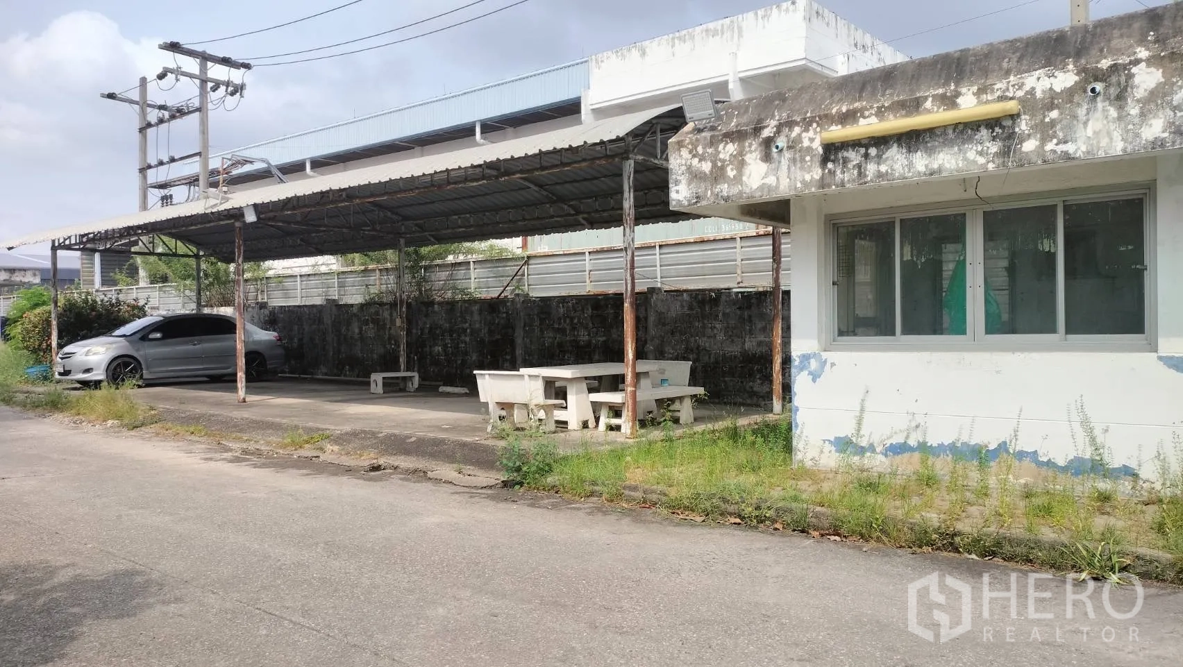 โรงงาน for rent in Lat Krabang, Bangkok - ป้อมยามและที่จอดรถมีหลังคาพร้อมม้านั่งข้างกำแพงรั้ว.