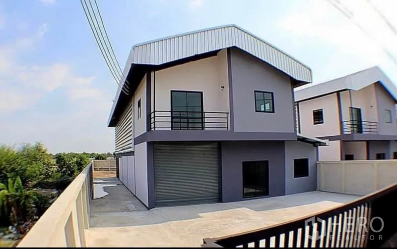 Factory for rent in Lat Lum Kaeo, Pathum Thani - Two-storey factory with metal roof, balcony, roller shutter door and gated driveway in Lat Lum Kaeo.