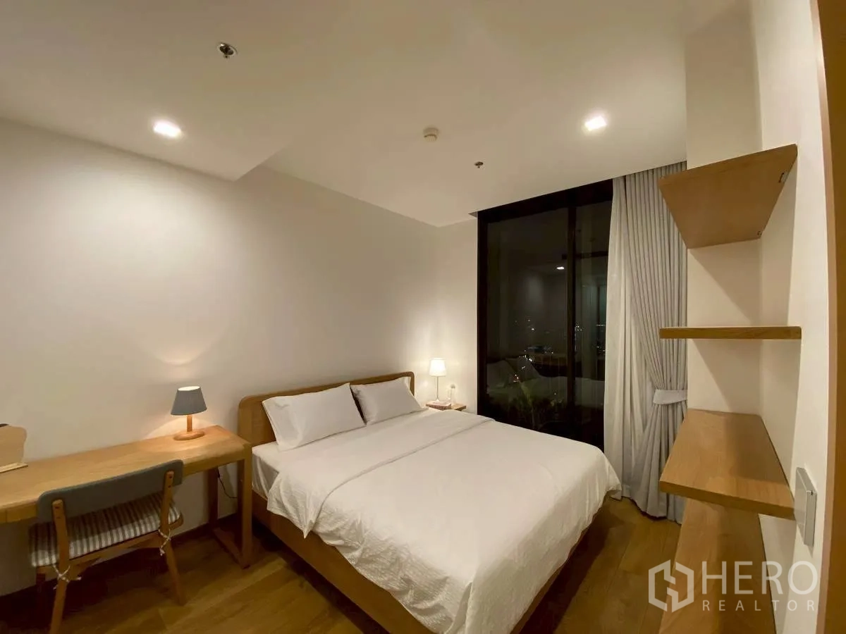 คอนโด for rent in Watthana, Bangkok - ห้องนอนที่สองอบอุ่นพร้อมโต๊ะทำงาน โคมไฟ และหน้าต่างบานใหญ่