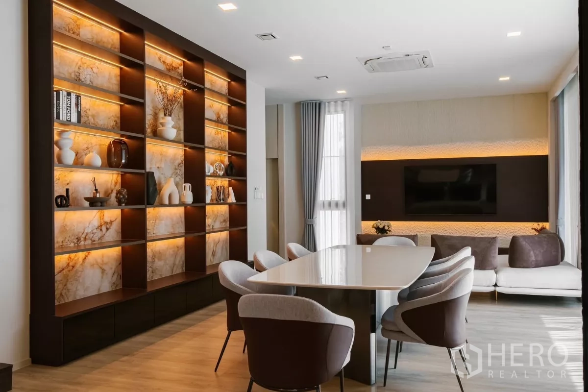 Detached House for rent or sale in Saphan Sung, Bangkok - Elegant dining area with illuminated marble feature shelves and TV wall.