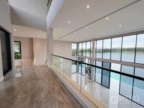 บ้าน ขายในBang Phli, Samut Prakan - โถงรับแขกเพดานสูงสองชั้น กระจกเต็มบาน พร้อมระเบียง มองเห็นวิวทะเลสาบ