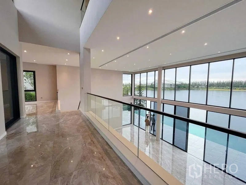 บ้าน ขายในBang Phli, Samut Prakan - โถงรับแขกเพดานสูงสองชั้น กระจกเต็มบาน พร้อมระเบียง มองเห็นวิวทะเลสาบ
