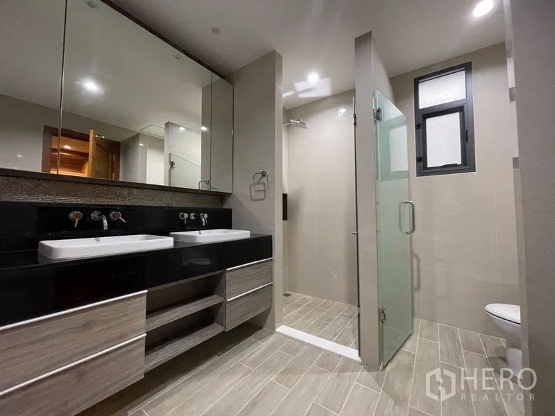 บ้าน ให้เช่าในBang Na, Bangkok - ห้องน้ำพร้อมอ่างคู่ กระจกยาว และฝักบัวกระจกกั้น