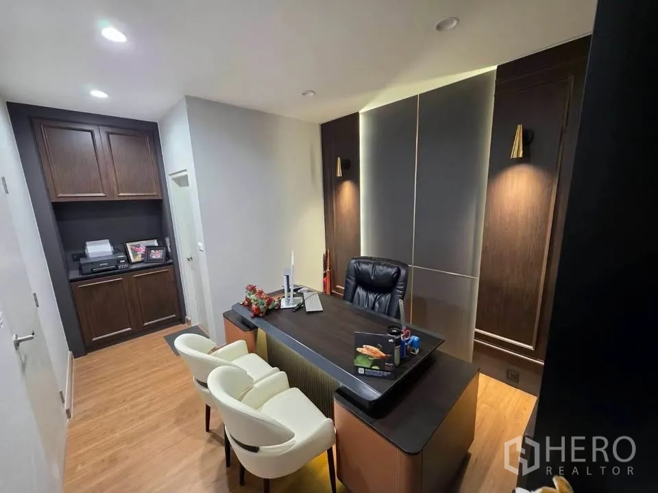 บ้านเดี่ยว for sale in Bang Phli, Samut Prakan - ห้องทำงานโมเดิร์นพร้อมโต๊ะผู้บริหาร ตู้บิลต์อิน และพื้นไม้.