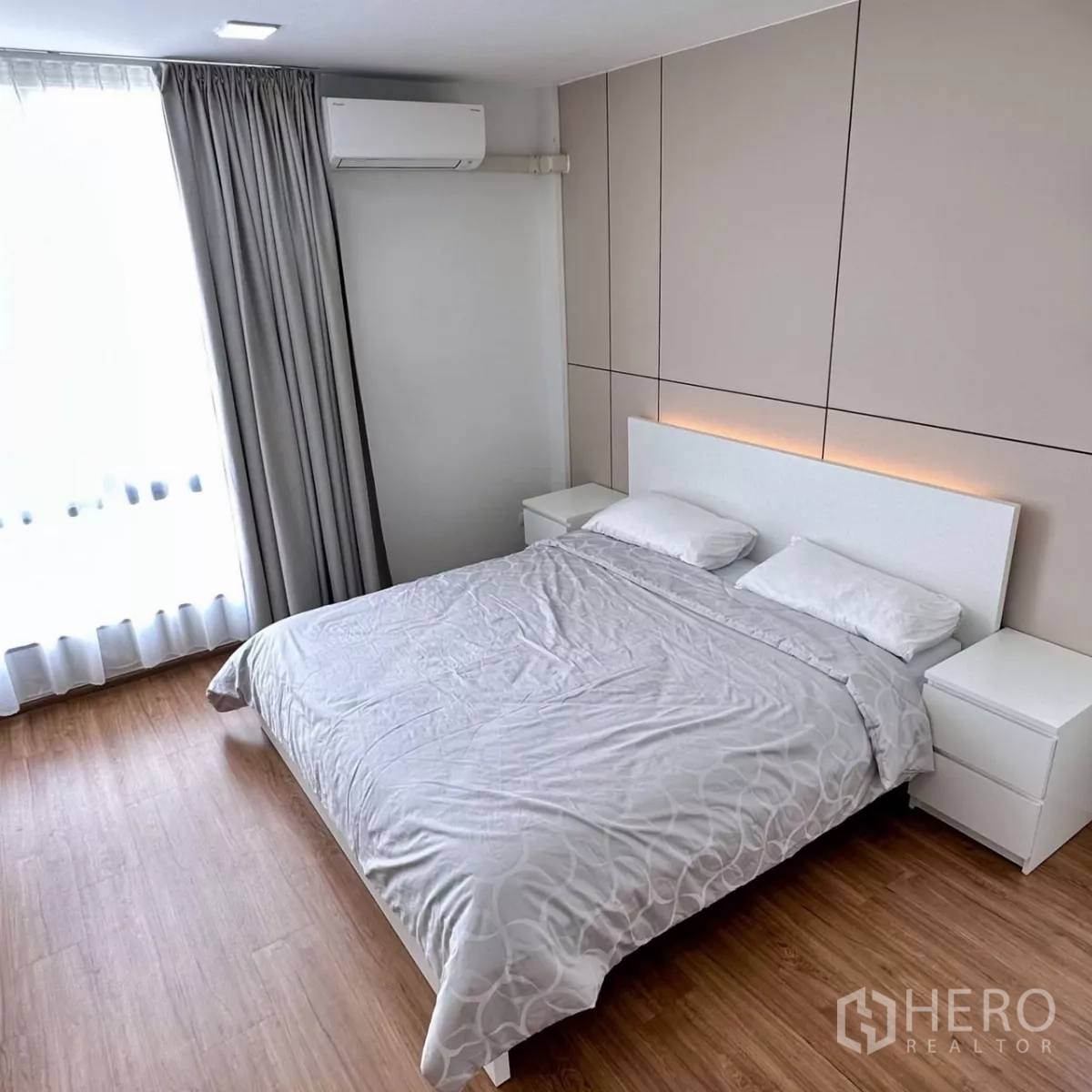 联排别墅 出租在Bang Phli, Samut Prakan - 木台面上的黑色龙头双水槽，旁为通往小庭院的玻璃门。