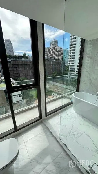คอนโด ให้เช่าในWatthana, Bangkok - ห้องน้ำกระจกเต็มบานพร้อมอ่างอาบน้ำและฝักบัว มองเห็นวิวเมืองกรุงเทพฯ