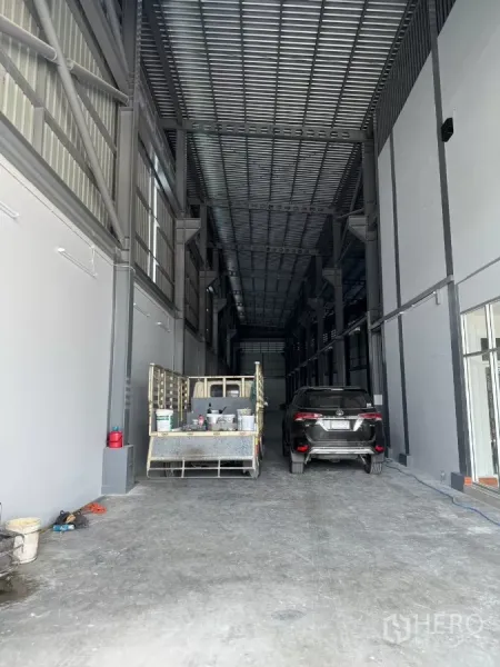 คลังสินค้า ให้เช่าในBang Khun Thian, Bangkok - ช่องจอดลึกใต้หลังคาเมทัลชีท รองรับรถและพาเลท