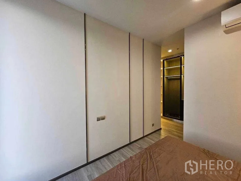 Condominium for rent in Bang Kho Laem, Bangkok - Bedroom corridor with full-height closets and access to a walk-in wardrobe.