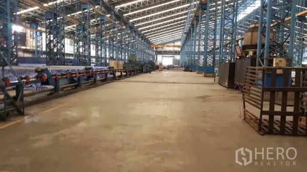 工厂 出租在Mueang Samut Sakhon, Samut Sakhon - 厂房通道长，生产线与设备在高架钢梁下延伸，叉车通行便捷。