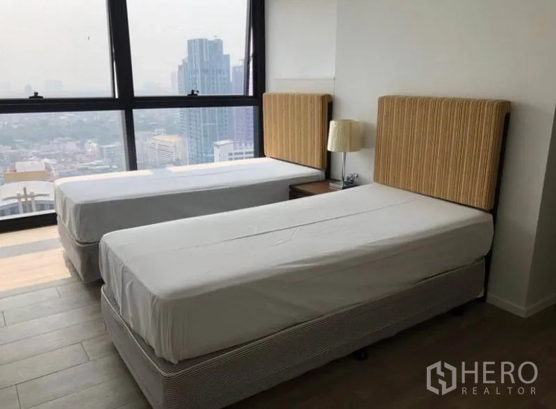 公寓 出租在Bang Rak, Bangkok - 次卧两张单人床，落地窗享全景城市视野。