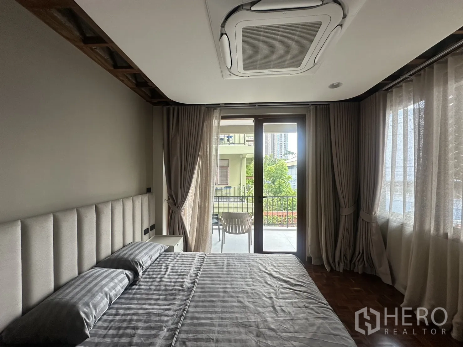 พื้นที่ขายของ for rent in Watthana, Bangkok - ห้องนอนตกแต่งพร้อมทางออกสู่ระเบียงและแอร์คาสเซ็ต.
