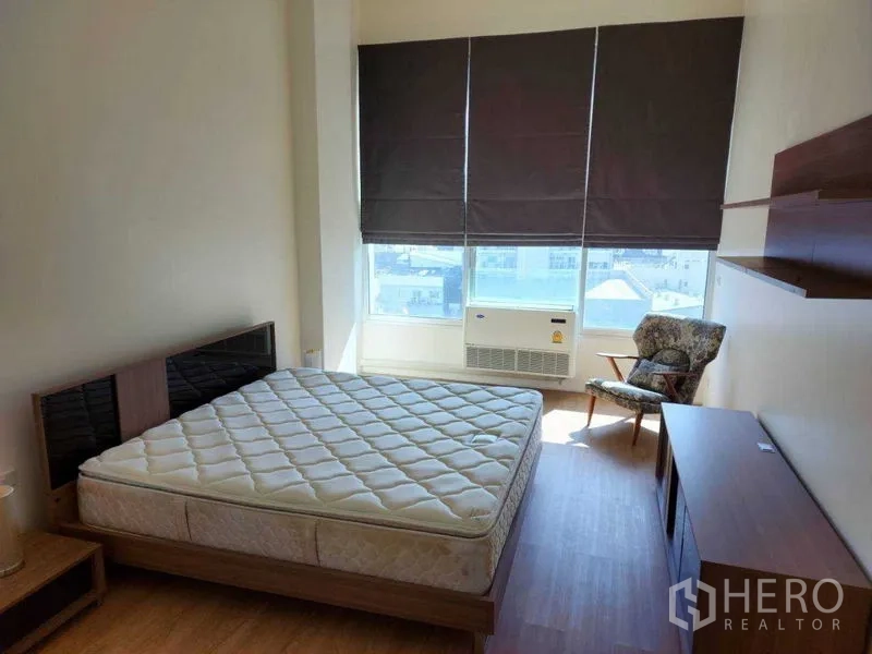 公寓 出租在Phaya Thai, Bangkok - 卧室采光充足，落地窗与遮光帘，配大床。