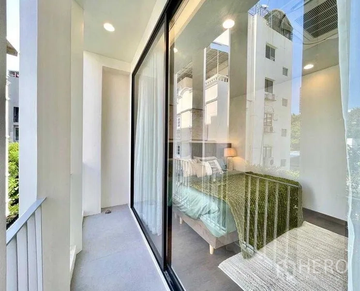 独立式住宅 出租在Bang Rak, Bangkok - 卧室旁狭长阳台，推拉玻璃门与绿景