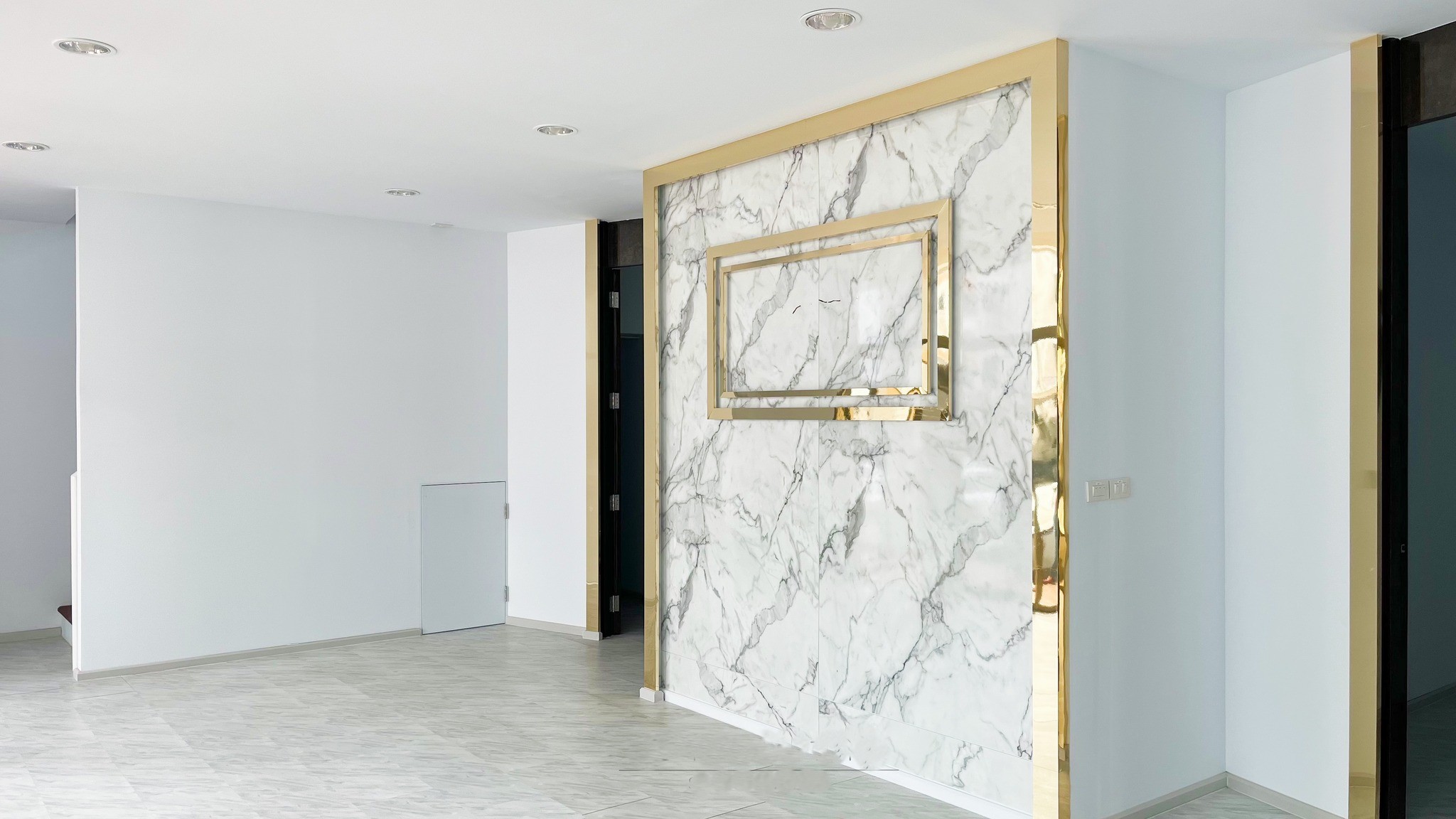 Retail Space for rent in Watthana, Bangkok - Front area featuring a marble accent wall with gold trim, light tile floors and recessed lighting.