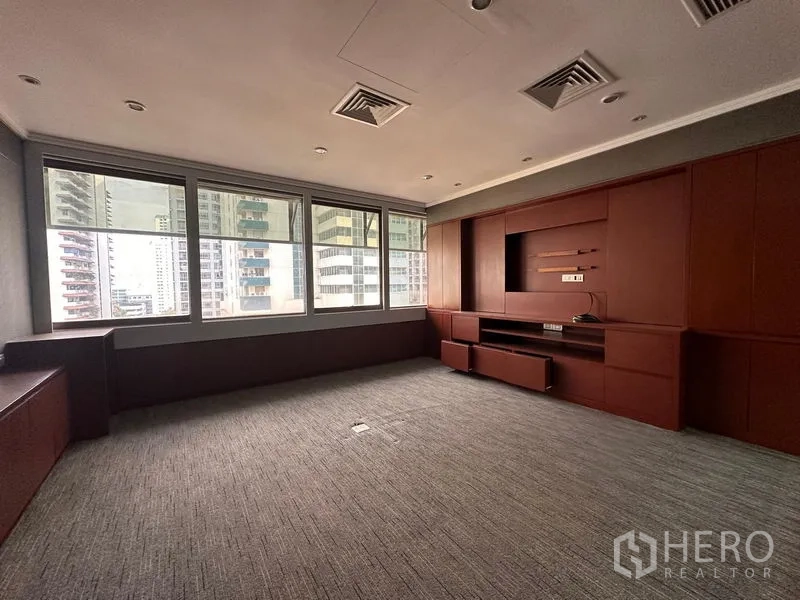 办公空间 出租在Watthana, Bangkok - 行政办公室，木饰面电视墙与城市景观窗