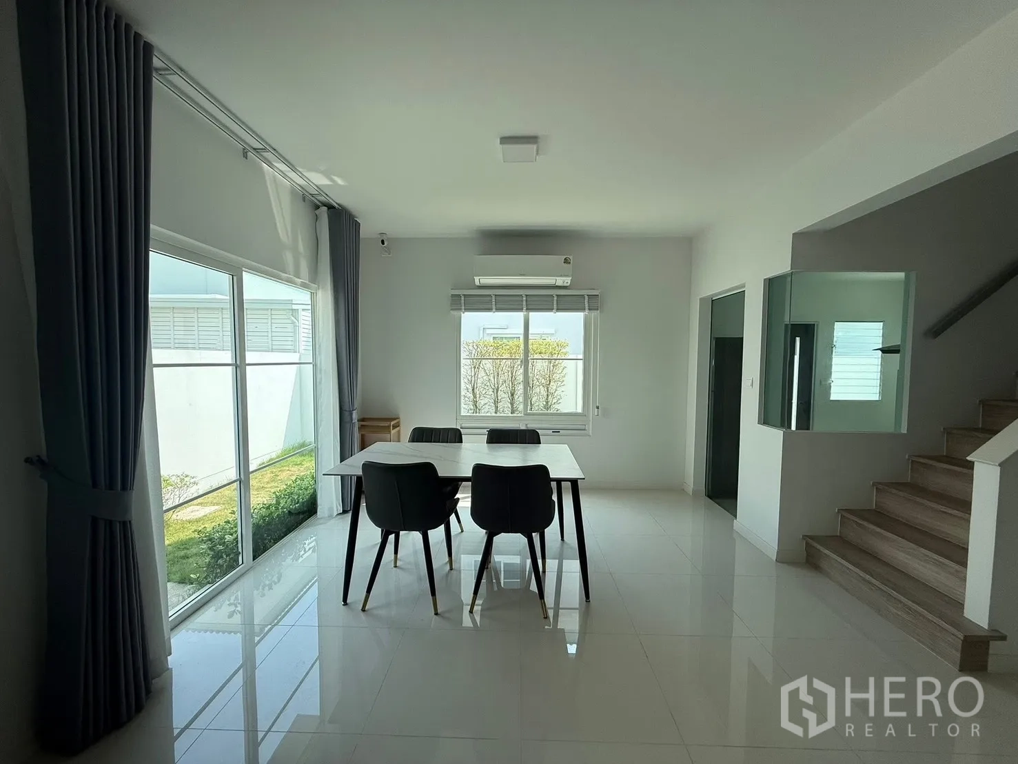 บ้านเดี่ยว for rent in Bang Phli, Samut Prakan - มุมรับประทานอาหารข้างหน้าต่างบานใหญ่ มองเห็นสวนและทางขึ้นบันได