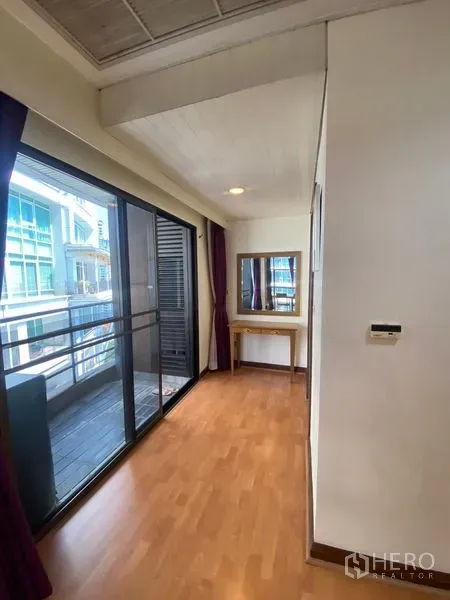 公寓 出租在Pathum Wan, Bangkok - 走廊更衣区通向阳台，设梳妆台与落地玻璃门。