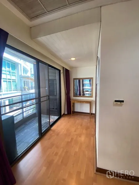 公寓 出租在Pathum Wan, Bangkok - 走廊更衣区通向阳台，设梳妆台与落地玻璃门。