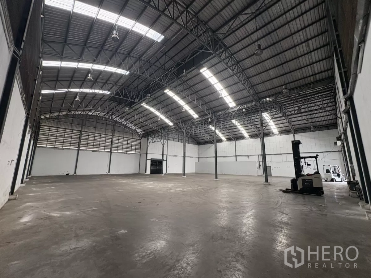 货栈 出租在Bang Phli, Samut Prakan - 深进仓库分区，高拱屋顶与通风百叶。