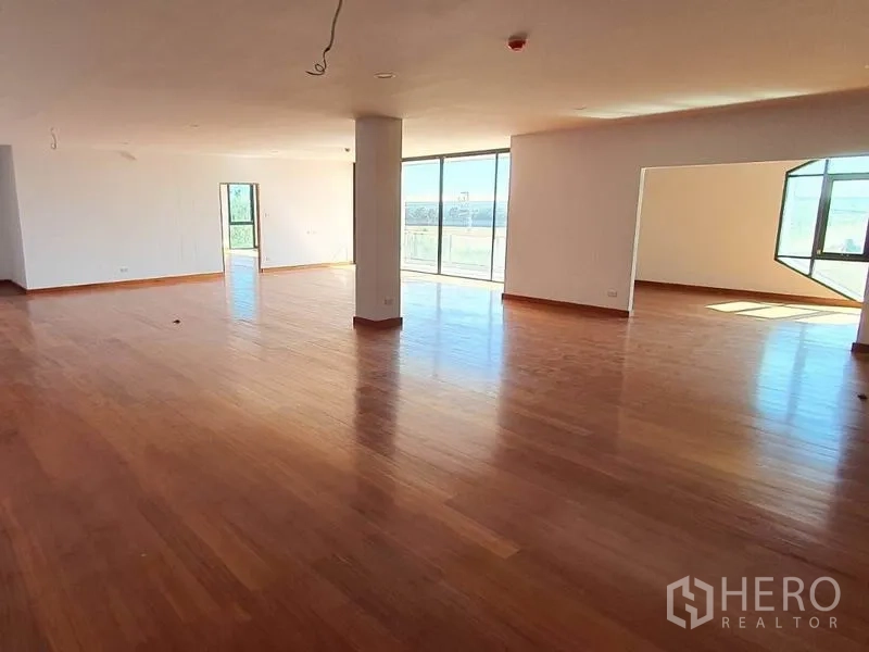 货栈 出租在Samut Prakan - 大面积办公室或展厅，木地板与自然采光。