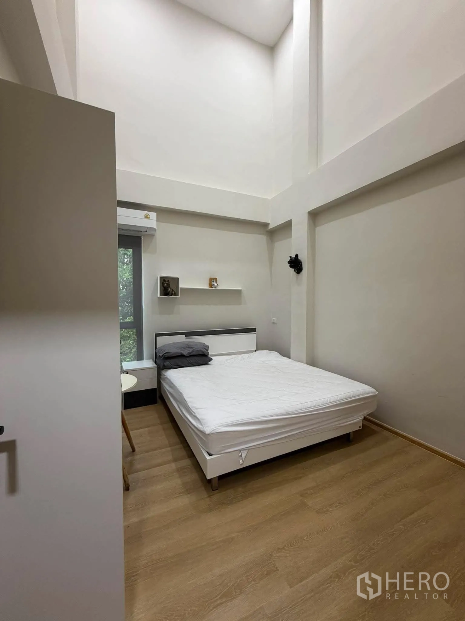 家庭办公室 for rent in Phra Khanong, Bangkok - 另一间高挑卧室，配床与边几。