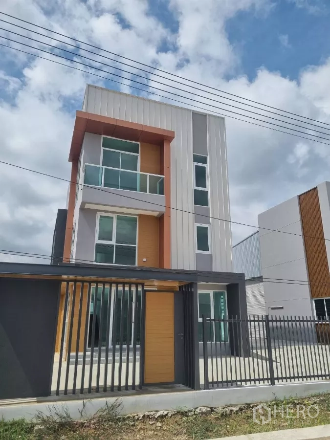 货栈 出售在Lam Luk Ka, Pathum Thani - 街景：带围栏的三层办公楼外观。