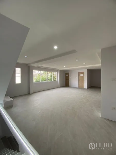 带办公室的家 出租或出售在Suan Luang, Bangkok - 上层办公空间，多扇窗与木门，装饰中性简洁。