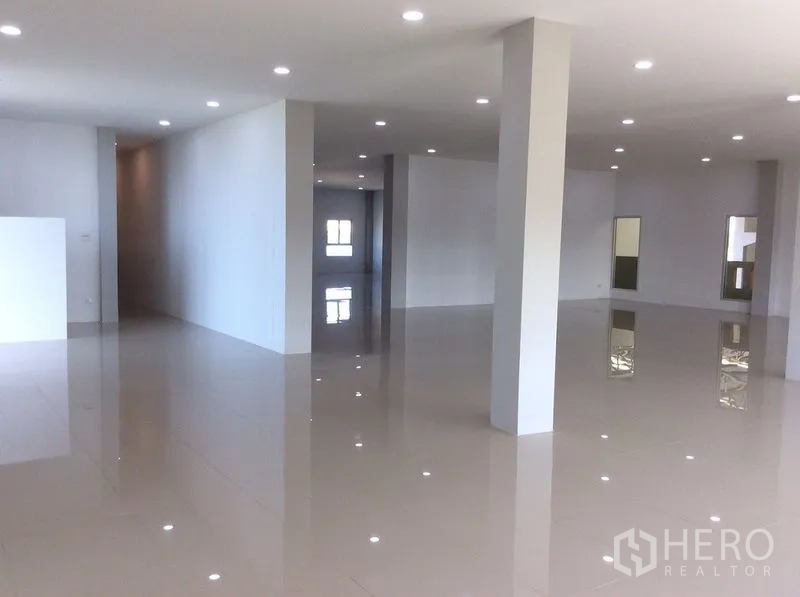 โรงงาน ขายในBang Sao Thong, Samut Prakan - สำนักงานแบบเปิดโล่งพร้อมเสา ไฟดาวน์ไลท์ และพื้นกระเบื้องมันวาว.