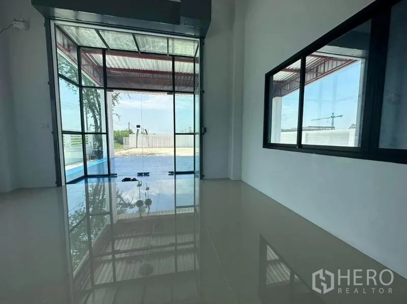 คลังสินค้า ขายในKhlong Luang, Pathum Thani - พื้นที่สำนักงานกระจก พร้อมหน้าต่างบานใหญ่มองเห็นพื้นโกดัง