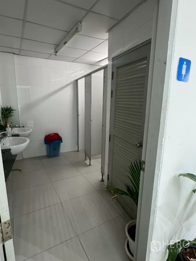 店屋 出租在Samphanthawong, Bangkok - 整洁瓷砖卫生间，设洗手盆与隔间。
