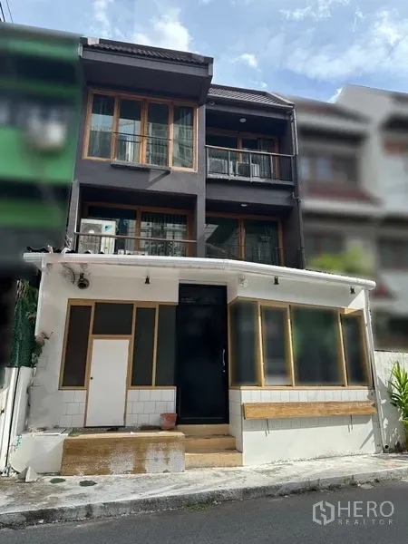 สำนักงานที่บ้าน ให้เช่าในWatthana, Bangkok - อาคารโฮมออฟฟิศสูง 3 ชั้น สไตล์ทาวน์เฮาส์ หน้าต่างกรอบไม้และระเบียง ในทำเลทองหล่อ วัฒนา