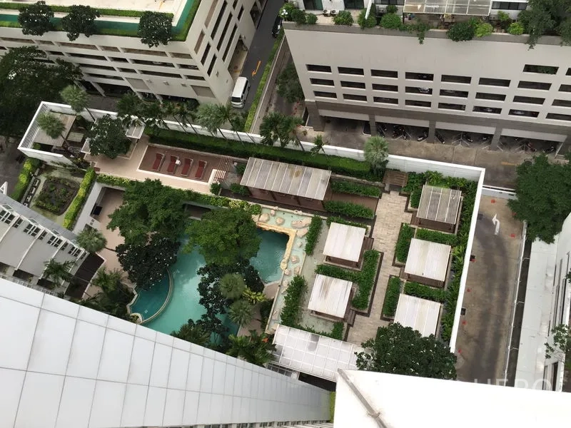 คอนโด ให้เช่าหรือขายในPathum Wan, Bangkok - มุมสูงของส่วนกลางคอนโด สระว่ายน้ำล้อมสวนและศาลาพักผ่อน