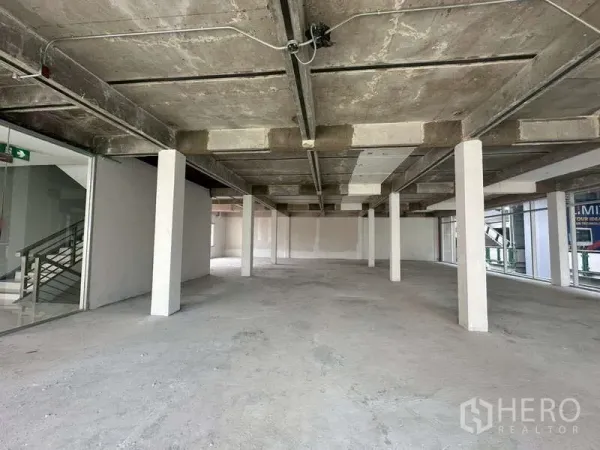 零售空间 出租在Khlong Toei, Bangkok - 开放式零售空间，外露混凝土天花与白色立柱，大幅采光窗。