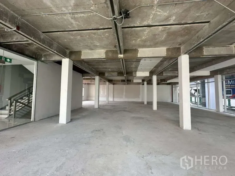 零售空间 出租在Khlong Toei, Bangkok - 开放式零售空间，外露混凝土天花与白色立柱，大幅采光窗。