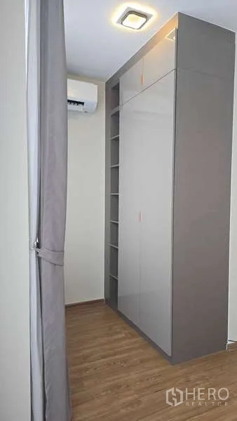 Townhouse for rent in Bang Phli, Samut Prakan - Built-in wardrobe with shelving in a walk-through closet area.